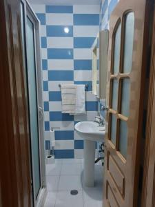 普拉亚Isa House - 2 Room Apartament的蓝色和白色的浴室设有水槽和镜子