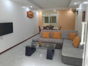 普拉亚Isa House - 2 Room Apartament的客厅配有沙发和桌子