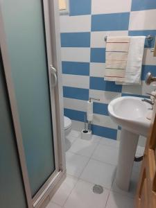普拉亚Isa House - 2 Room Apartament的一间带水槽和卫生间的浴室