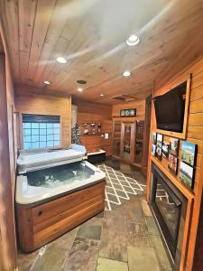 弗拉格斯塔夫Townsend Flagstaff home的一间配有电视的大房间,设有浴缸