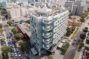 利马Aloft Lima Miraflores的城市高耸的白色建筑的空中景观