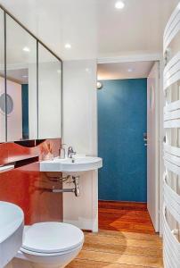 巴黎Chic Parisian Flat的一间带卫生间和水槽的浴室