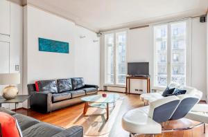 巴黎Chic Parisian Flat的客厅配有沙发和桌子