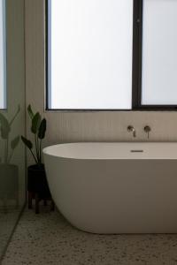伊丘卡The McKinlay Echuca的带窗户的浴室内的白色浴缸