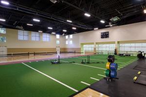 亚里索维耶荷阿里索维耶荷俱乐部运动万丽酒店的室内网球场,健身房内铺有绿色地板