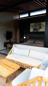 麦德林Luxurious Guest House on beautiful ranch的客厅配有白色的沙发和床。