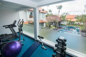 暹粒吴哥大使馆Spa度假村的健身房设有游泳池和健身器材