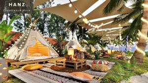 Ấp Thiện SơnHANZ Sun Sea Glamping & Beach Resort的帐篷配有圆锥形帐篷和带灯的帐篷