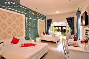 Ấp Thiện SơnHANZ Sun Sea Glamping & Beach Resort的大房间设有两张床和一张桌子及椅子