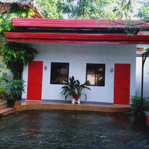 MolaveJJP Dormitel的一座带红色门和庭院的房子