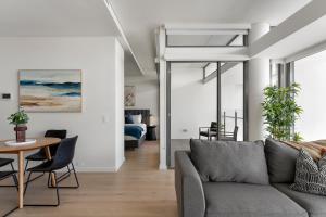 悉尼Urban Rest Double Bay Apartments的客厅配有沙发和桌子