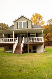 Historic Sears River Home (Main Level) on 10 Acres的一个大房子,设有门廊和一个大院子