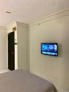 哥打巴鲁Andiana Hotel & Lodge - Kota Bharu City Centre的墙上有电视的房间