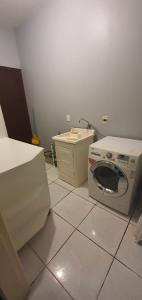 阿雷格里港Casa-Ampla Porto Alegre-RS的厨房配有洗衣机和水槽