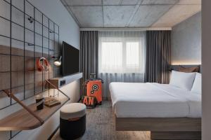汉堡Moxy Hamburg Altona的酒店客房设有床和窗户。