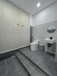 龙川市River Hotel 5的一间带卫生间和水槽的浴室
