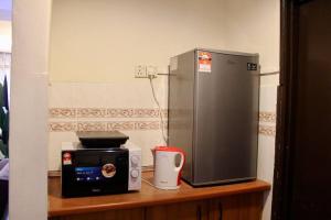 波德申D'Melor Penthouse Glory Beach Resort的厨房配有微波炉和冰箱。