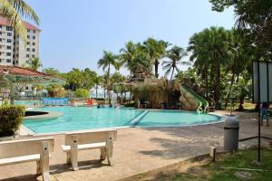 波德申D'Melor Penthouse Glory Beach Resort的度假村内带滑梯的游泳池
