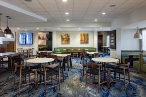 哥伦布万豪费尔菲尔德客栈哥伦布机场酒店的餐厅设有桌椅和沙发。