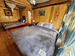 萨帕Sapa's Soul的小屋内一间卧室,配有一张大床