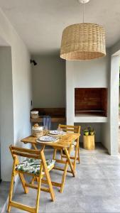 诺诺Magnolia Suites的一间带木桌和椅子的用餐室