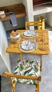 诺诺Magnolia Suites的一张带椅子的木桌和一张带食物的桌子