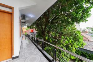 BantarkamangHouse of M Bogor Mitra RedDoorz的阳台拥有绿色植物墙