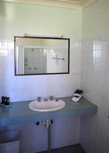 布莱克尔Motel Blackall的一间带水槽和镜子的浴室