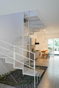 万隆No303的客厅的白色楼梯,厨房