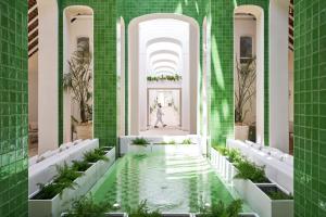 贝尔马尔LUX* Belle Mare Resort & Villas的绿色瓷砖建筑的大堂 ⁇ 染