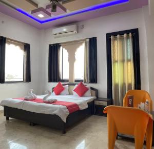 珀勒德布尔Hotel Pratap Palace的一间卧室配有红色枕头的床