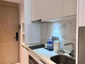 深圳凯森希悦酒店公寓(深圳国际会展中心店)的厨房配有水槽和台面
