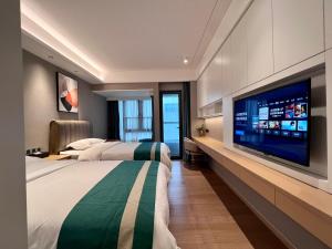 深圳凯森希悦酒店公寓(深圳国际会展中心店)的酒店客房设有两张床和一台平面电视。