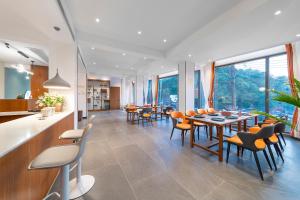 凤凰凤凰最佳江景民宿的用餐室设有桌椅和窗户。