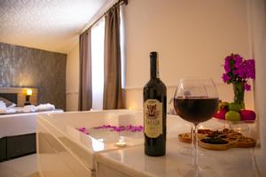 安塔利亚Bloomtalya Hotel的一瓶葡萄酒和一张桌子上的一杯