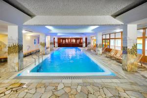 兹雷切Hotel Brinje的酒店大堂的大型游泳池