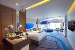 曼谷Tinidee Trendy Bangkok Khaosan的酒店客房设有一张大床和一个水槽