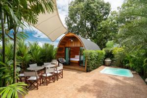 Ban Pak LakNew 3BR Chalet-Style Villa Pasak Paradise 3, Private Pool, 10min grive to Laguna Phuket的花园内带桌椅的小小屋