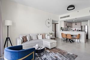 迪拜Spacious 1BR APT Wasl的白色的客厅配有沙发和桌子