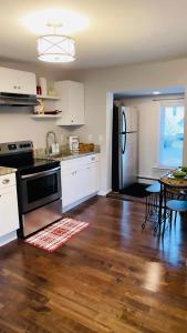 North ProvidenceCargo7 Cozy suites2的厨房配有白色橱柜和黑色冰箱。