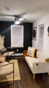 North ProvidenceCargo7 Cozy suites2的客厅配有白色沙发和黑色墙壁
