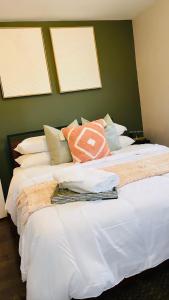 North ProvidenceCargo7 Cozy suites2的一张配有白色床单和枕头的大床