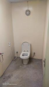 迪拜ONE 7 FARM (DESI PARADISE FARM )的一间小浴室,在摊位设有厕所