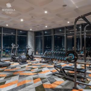 绥和市Apec Mandala Phú Yên的一间健身房,内设有氧运动器材