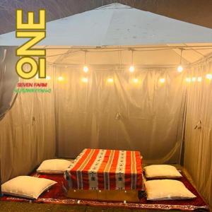 迪拜ONE 7 FARM (DESI PARADISE FARM )的帐篷内带两张床的房间