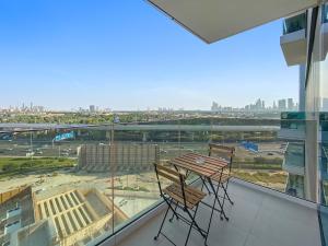 迪拜Spacious 1BR APT Wasl的美景阳台配有一张桌子和两把椅子