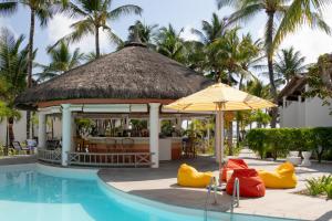 贝尔马尔Veranda Palmar Beach Hotel & Spa - All Inclusive的一个带凉亭和黄色及红色橡胶鞋的游泳池
