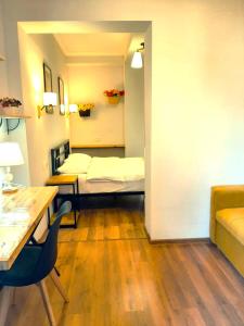 第比利斯Hotel Art Nikola Rooms的客房设有两张床、一张桌子和一张桌子。