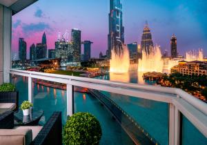 迪拜Elite Royal Apartment - Full Burj Khalifa & Fountain View - Premier - 2 bedrooms & 1 open bedroom without partition的阳台享有城市天际线的景致,设有喷泉。