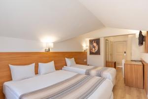 ErciyesMirada Del Monte的酒店客房设有两张床和电视。